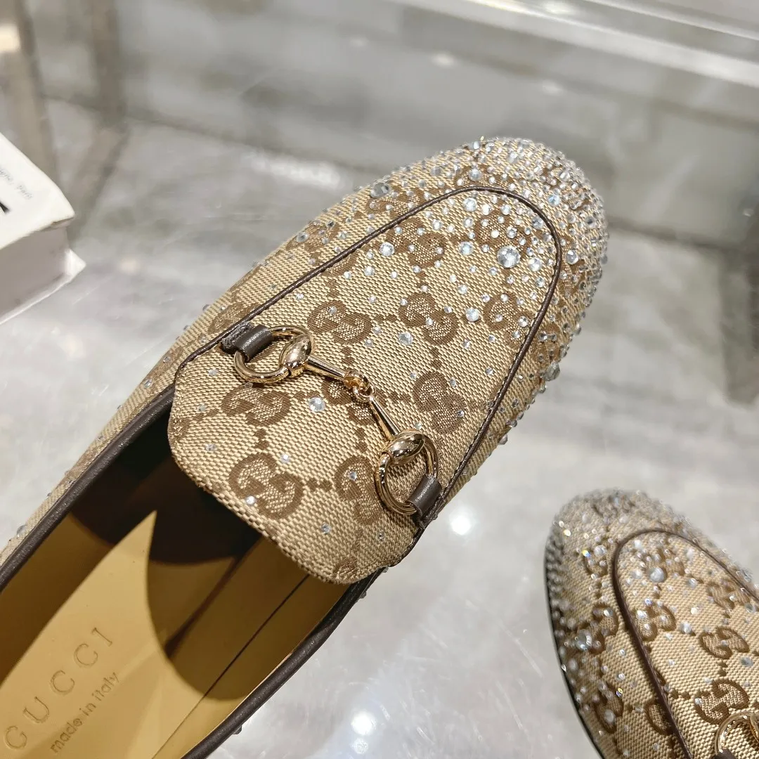 👟👟Ex-factory price 560👟👟 1819-1 Black G diamond (35-41) (40/41 custom-made) As an outstanding representative of Gucci’s design heritage, the Jordaan series of loafers with horsebit buckles vividly highlight the classic and elegant style. Crafted from the brand's signature monogram canvas, this shoe is timeless. Made from soft material and with a refined, smooth silhouette, these shoes are a perfect expression of everyday elegance. Black GG Canvas Women Light Gold Tone Hardware Horsebit Faceted Crystal Detail Leather Sole Flat